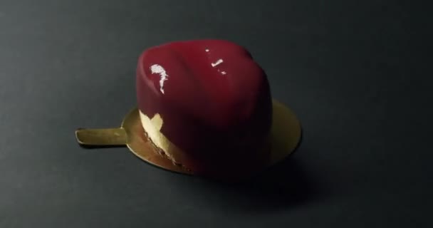 Вращение Крупным Планом Вкусный Десерт Форме Красных Губ Черном Фоне — стоковое видео