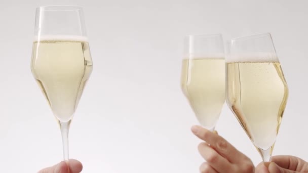 Drie Glazen Champagne Witte Geïsoleerde Achtergrond Proost Nieuwjaarsviering Handen Van — Stockvideo