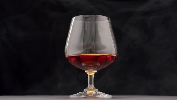 Una Gota Alcohol Cae Vaso Cámara Lenta Brandy Lujo Vidrio — Vídeo de stock