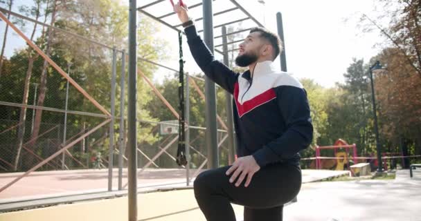 Gym Gezondheid Buiten Concept Trainer Mannelijke Corrigeren Fit Doet Gymnastiek — Stockvideo