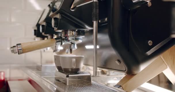 Espresso Una Taza Blanca Cafeína Café Recién Molido Máquina Café — Vídeo de stock