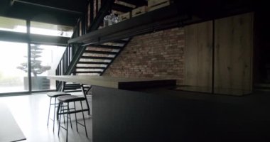 Modern ve ferah mutfak odası. Gayrimenkul. Bir adası olan lüks bir mutfak. Lüks evde modern iç mekan. Modern Krom Musluk. Yeni Ev 'de minimalist tasarım.