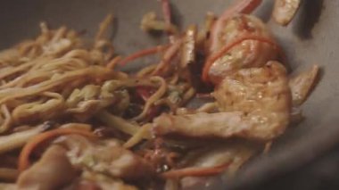 Mutfakta tavada tavuk pişirmek. Şef Lezzetli tavada bir et yemeği hazırlıyor. Sıcak tavada kızarmış et. Yakın çekim nefis et. Restoran ve Gastronomi konsepti ve lezzetli yemekler..