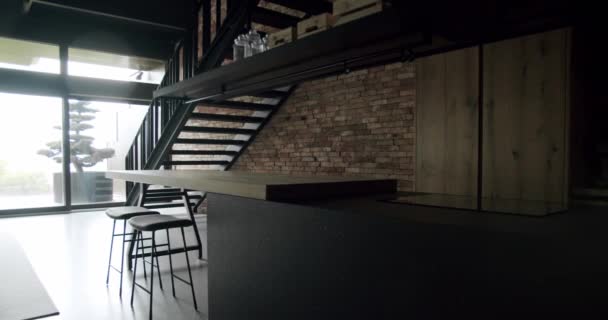 现代宽敞的厨房房间 房地产 奢华的厨房 有一个岛 豪华住宅的现代室内装饰 现代铬水龙头 新家的简约设计 — 图库视频影像