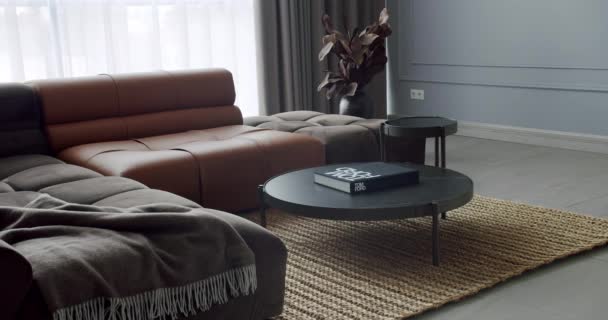 现代简约主义客厅 灰色和棕色家具 房子的内部与角落索法和圆桌会议 时尚的家具 简约家庭内部 舒适的现代家具设计 — 图库视频影像