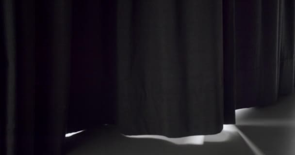 Чорні Штори Сучасному Інтер Єрі Відкрилися Вітру Зовні Штори Рухаються — стокове відео