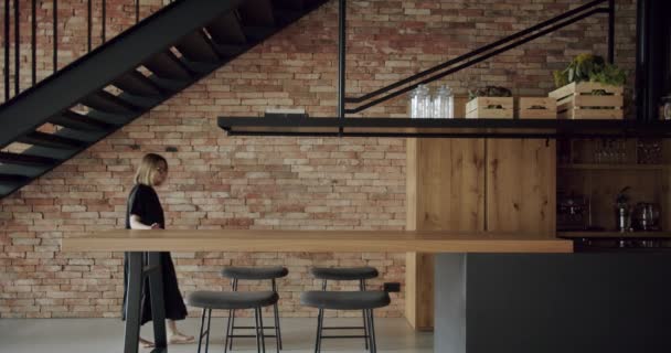 Mulher Senta Cadeira Moderna Espaçosa Sala Cozinha Madeira Com Tijolos — Vídeo de Stock