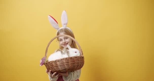 ハッピーイースターコンセプトのための多くの映像からコラージュ ウサギの耳を持つ小さな遊び心のある女の子は カラフルな孤立した背景でリトルバニーと遊ぶ デザイン Happy Eastern Concept — ストック動画