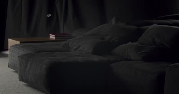 Сучасна Мінімалістична Вітальня Чорними Меблями Великими Чорними Портьєрами Розкішний Сучасний — стокове відео
