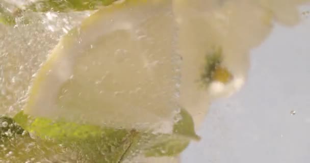 Caindo Limão Hortelã Água Com Gás Closeup Queda Corte Limões — Vídeo de Stock