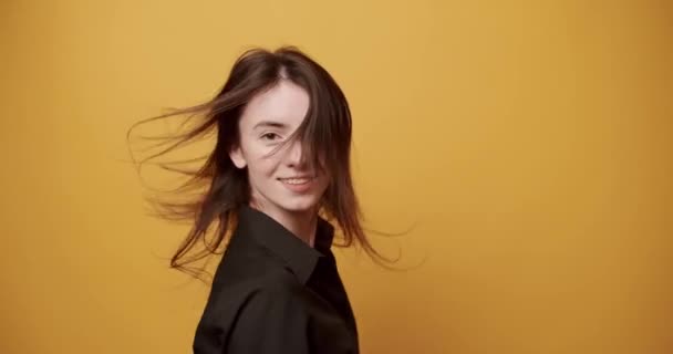 Den Unga Kvinnan Med Flygande Hår Ser Glad Vidrör Håret — Stockvideo