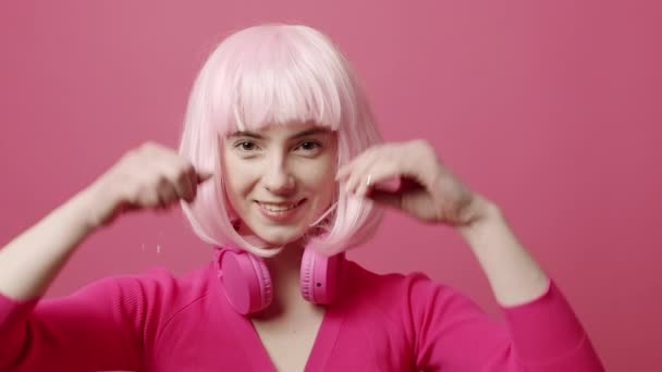 Statický Záběr Šťastné Mladé Ženy Model Bezdrátovými Sluchátky Barvené Vlasy — Stock video