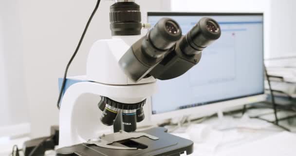 Microscopios Laboratorio Moderno Trabajando Laboratorio Clínico Equipo Microscopio Alta Tecnología — Vídeos de Stock