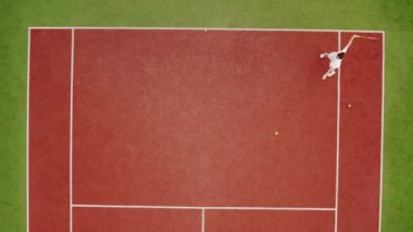 Bir kadın profesyonel ve dinamik olarak yavaş çekimde tenis oynar. Hafta sonları ve pazar günleri dinlenmek için. Arkadaşlarla aktif spor oyunu. Hava, yukarıdan aşağı, tenis maçı. Etkin boş zaman oyunu.
