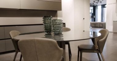 Mermer masalı modern gri ve beyaz mutfak mobilyaları. Zarif ve rahat bir ev, sıcak bir ortam. Oturma odasında deri, gri sandalye, mutfak ve yemek masası. Modern Minimalist Ev.