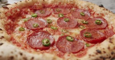 Pepperoni Pizza, zoom yap. Fırından yeni çıkmış Pepperoni Pizza Yenmeye hazır. Lezzetli İtalyan pizzası. Biberli sıcak yeşil biber. Napoli Pizza. Yemek servisi. Salam..