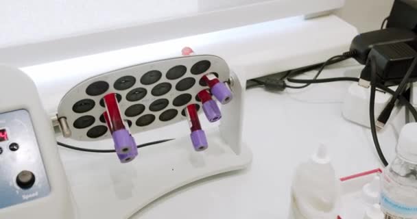 Een Laboratoriumschudder Keert Een Reageerbuis Met Een Bloedmonster Het Mengen — Stockvideo