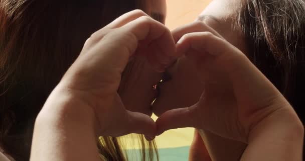 Жінки Lgbt Пара Роблять Руками Знак Серця Хвиля Перед Веселковим — стокове відео