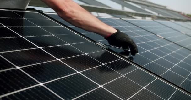 Close Eletricista Instalar Sistema Painel Solar Livre Apertando Braçadeira Com — Vídeo de Stock