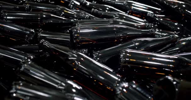工場内の茶色のボトルのクローズアップ ガラス瓶の長い列 生産ラインのトップビュー 工場のコンセプト 工場醸造コンセプト — ストック動画