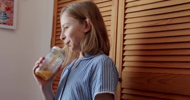 Linda Adolescente Bebiendo Jugo Naranja Fresco Vidrio Casa Beber Jugo — Vídeo de stock