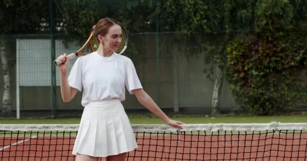 Donna Tiene Mano Una Racchetta Prima Della Partita Tennis Weekend — Video Stock