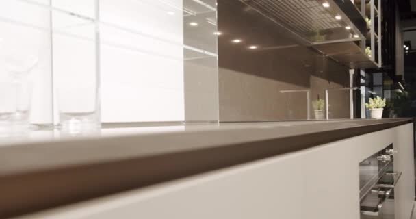 Mobiliário Moderno Sala Cozinha Cinza Branco Elegante Confortável Casa Sala — Vídeo de Stock