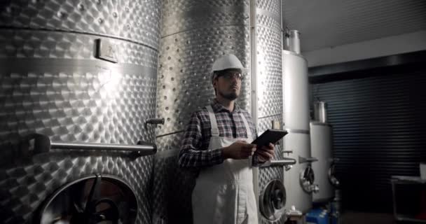 Man Vinmakare Kontrollera Kvaliteten Dryckesdestillation Process Inomhus Och Skriva Ner — Stockvideo