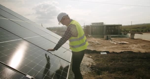 Techniker Der Sonnenkollektoren Auf Metallständern Installiert Techniker Der Solarzellen Anschließt — Stockvideo