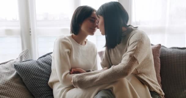 Pareja Lgbt Lesbianas Casa Bajo Ángulo Mano Joven Pareja Lesbiana — Vídeo de stock