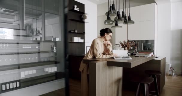 Молода Жінка Читає Книгу Кухонній Кімнаті Приваблива Мотивована Жінка Окулярах — стокове відео