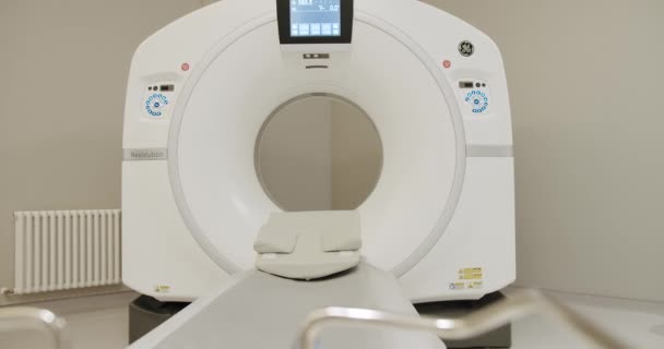 在现代医院的轻型试验台上安装了现代Ct机的左右全景 临床中的现代Ct机 — 图库视频影像