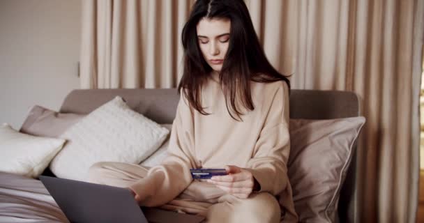 インターネットショッピングを行う若い女性の顧客はクレジットカードを保持している小売購入は現代の家庭でラップトップに入力する安全なオンライン決済コンセプトになります 安全なオンライン決済の概念 — ストック動画