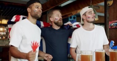 Taraftarlar bir barda arkadaşlarıyla futbol izliyorlar. Futbol, hokey, basketbol, spor oyunları. Büyük Britanya bayrağına sahip erkekler bira içiyor ve spor maçı izliyorlar..