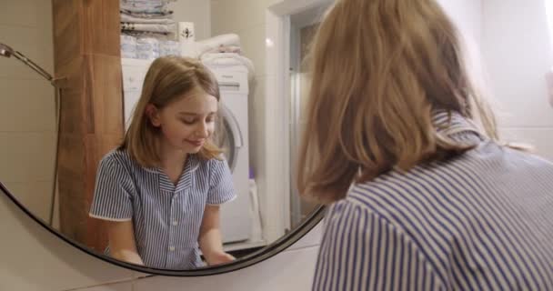 Dospívající Dívka Postará Ráno Koupelně Dívá Zrcadla Umyjte Masírujte Obličej — Stock video