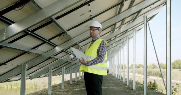 Güneş Hücresi Çiftliği Nde Yürüyen Teknisyen Güneş Enerjisi Kurulumundaki Panelleri — Stok video