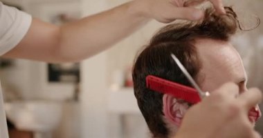Berber dükkanında modern saç kesimi. Müşteri Hizmetleri. Berber dükkanında şık bir adam, kuaför erkek saç kesimi makası, yakın çekim. Kuaför, kuaför hizmetleri alıyorum.. 