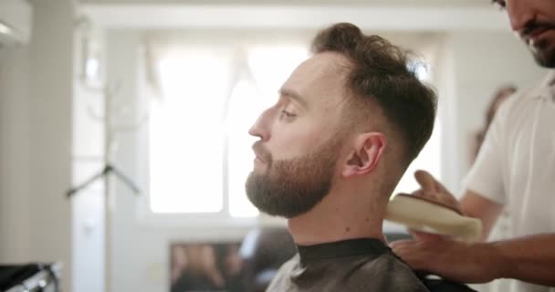 Atraktivní Samec Nechá Ostříhat Holičství Kadeřník Rozprašuje Vlasy Česá Holičství — Stock video