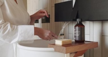 Kadınlar modern musluğu lavaboyla, minimalist banyo aksesuarlarıyla, lüks banyo içiyle, minimalist iç dekorasyonla ve banyo aksesuarlarıyla açarlar. , 