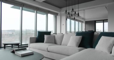 Beyaz mobilyalı modern Minimalist oturma odası. Köşedeki kanepe ve yuvarlak masalı lüks Modern Ev İçi. Moda mobilyalar. Samimi Modern Mobilya Tasarımı. Lüks Zarif Oda