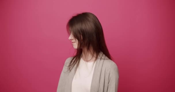 Nervös Ung Kvinna Som Förklarar Ångestfylld Ung Kvinna Snygga Kläder — Stockvideo