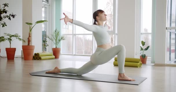 Femme Mince Faisant Yoga Studio Prise Vue Main Une Femme — Video