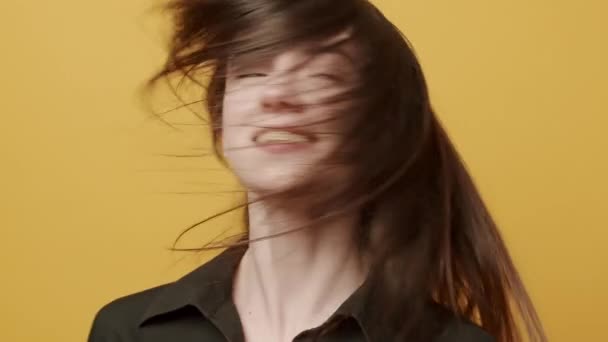 Jonge Vrouw Met Vliegend Haar Kijkt Vrolijk Toe Raakt Haar — Stockvideo