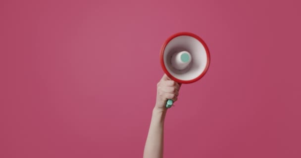 Ženské Ruce Používají Reproduktor Aby Křičely Izolované Růžové Pozadí Megafon — Stock video