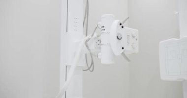 Modern X-ray odası, X-Ray Makinesi. İnsan vücudu üzerinde çalışmak. Tıptaki modern teknolojiler. Röntgen makinesi yalan söylüyor ve ayakta duruyor. Hastane Radyoloji Odası.