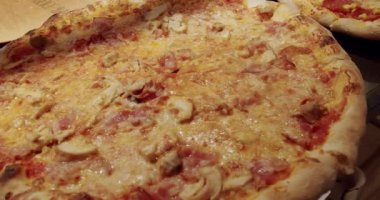 Dükkan vitrininde pizza dilimleri hazır. Öğle yemeğinde pizzanın tadını çıkarıyorum. Fast Food Restoranı.