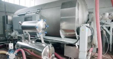 Alkol üretim konsepti. Şarap fermantasyonu için büyük çelik fıçılar. Şarap üretim tesisi. Çelik şarap damıtma tankları.