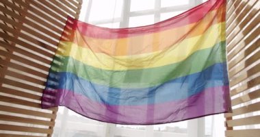 Romantik, lezbiyen ve eşcinsel çift. LGBT hakları, lezbiyen ailesi. Yaşam tarzı ve ilişkiler. LGBT konsepti. Gurur Bayrağı evde. LGBTQ, Gurur Etkinliği, LGBT Onur Ayı, arkadaşlık konsepti.