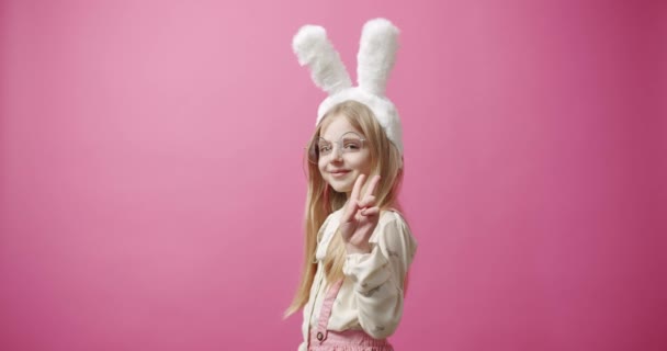 Счастливой Пасхальной Концепции Статический Снимок Веселой Девушки Сказать Привет Кроличьими — стоковое видео