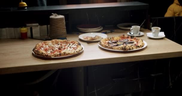 Chef Prepara Pizza Cozinha Restaurante Pizza Napolitana Italiana Com Grande — Vídeo de Stock